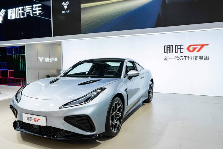 惠州184哪吒汽车在智能汽车领域的表现，领途汽车在新能源汽车市场中的影响力